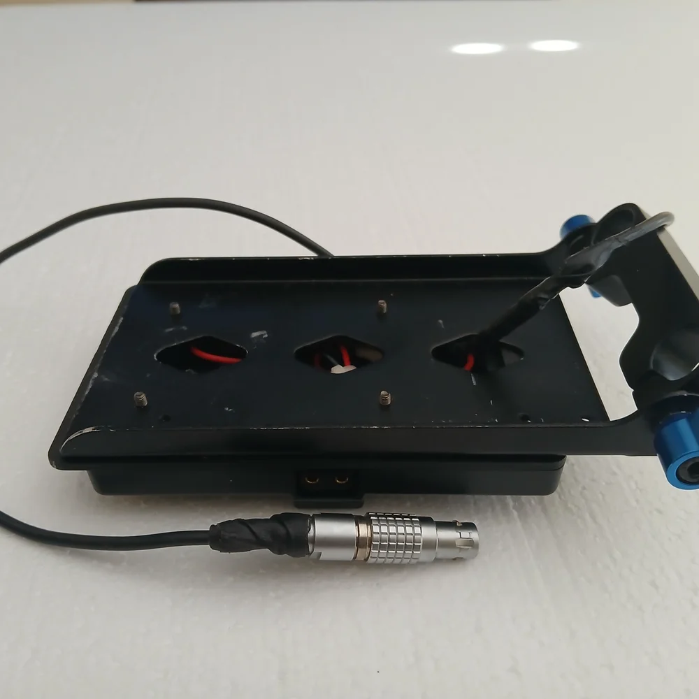 Black and Blue VR Headset Mount